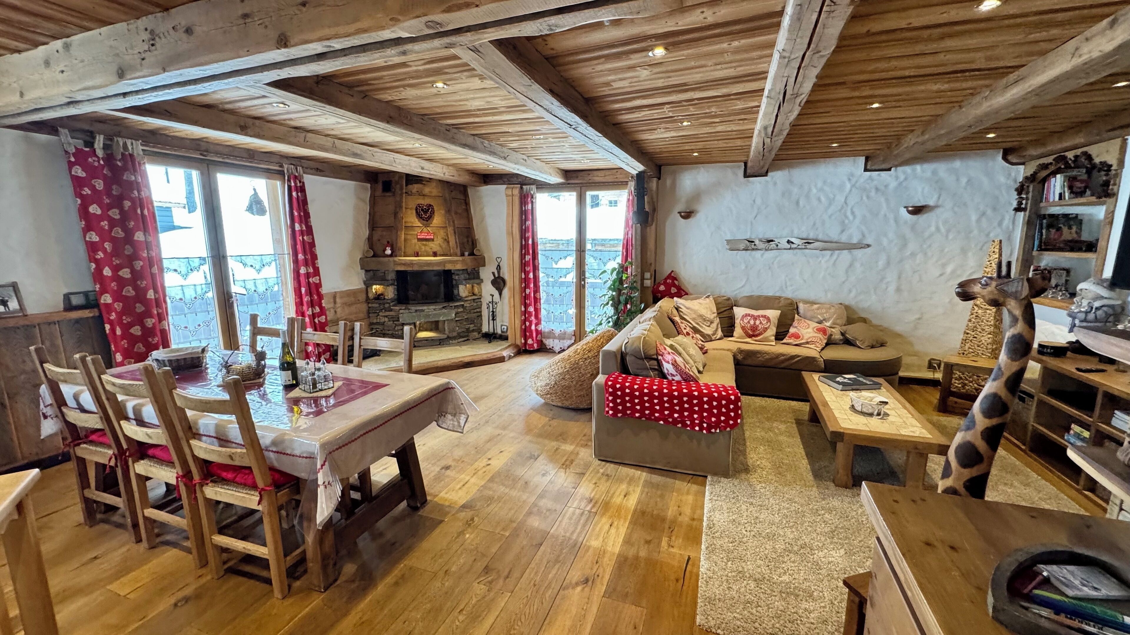 Una televisión, una chimenea, un reproductor de DVD, libros