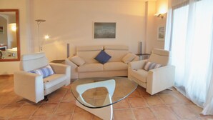 A living room with two armchairs, a sofa, and a glass coffee table. - Holiday rental semidetached with swimming pool in Begur, Centre (Begur)