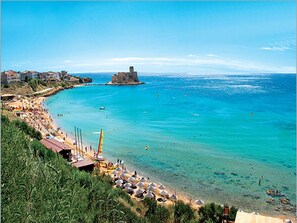 Playa en los alrededores y camastros 