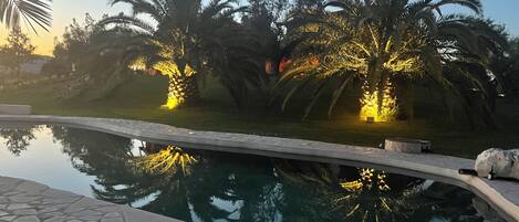 Een buitenzwembad en een verwarmd zwembad