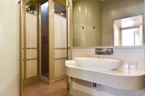 Dusche, Haartrockner, Bidet, Handtücher