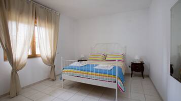 3 habitaciones, tabla de planchar con plancha, wifi y ropa de cama