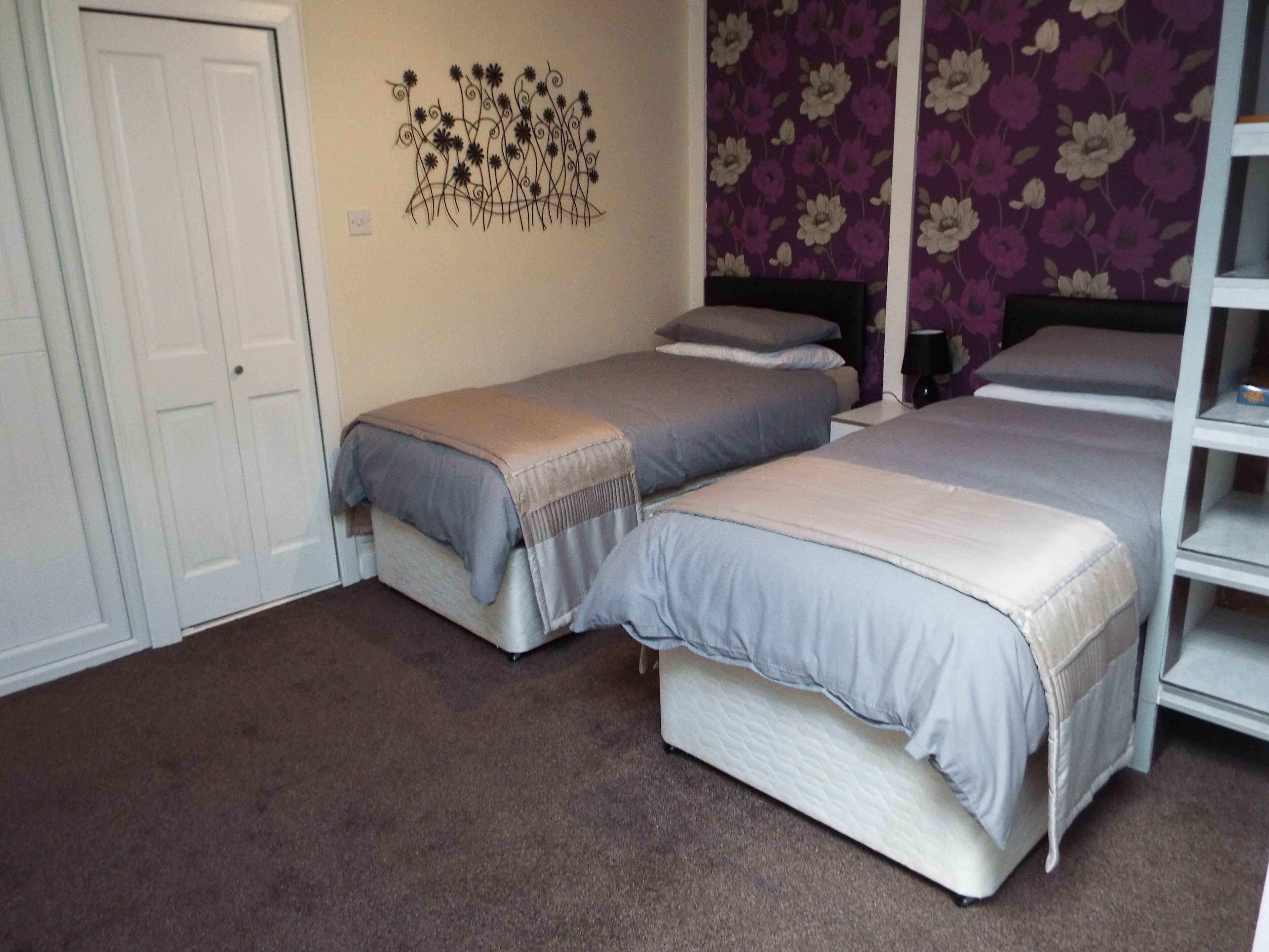 4 sovrum, skrivbord, strykjärn/strykbräda och resesäng