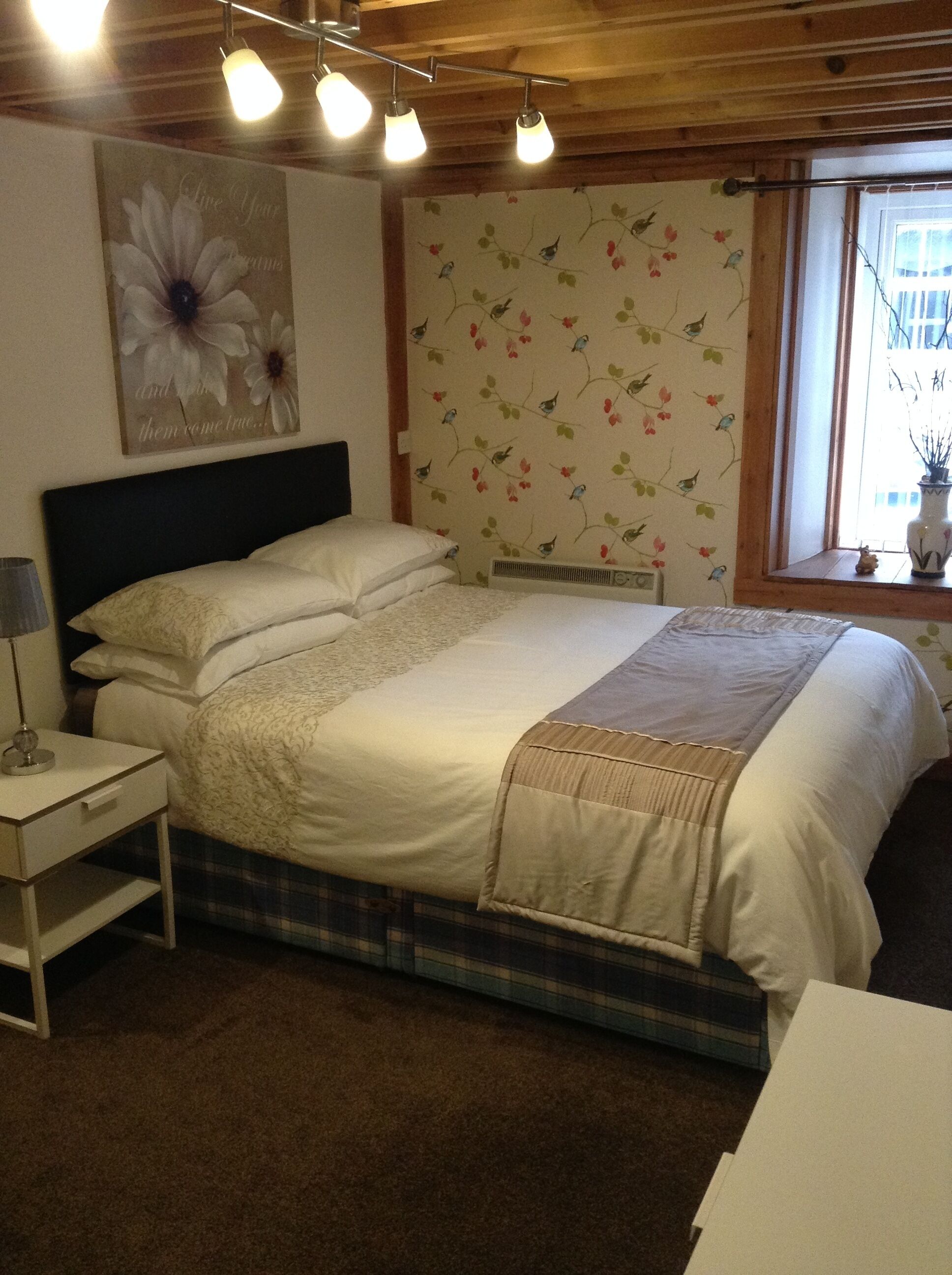 4 soverom, skrivebord, strykejern/-brett og reiseseng for barn