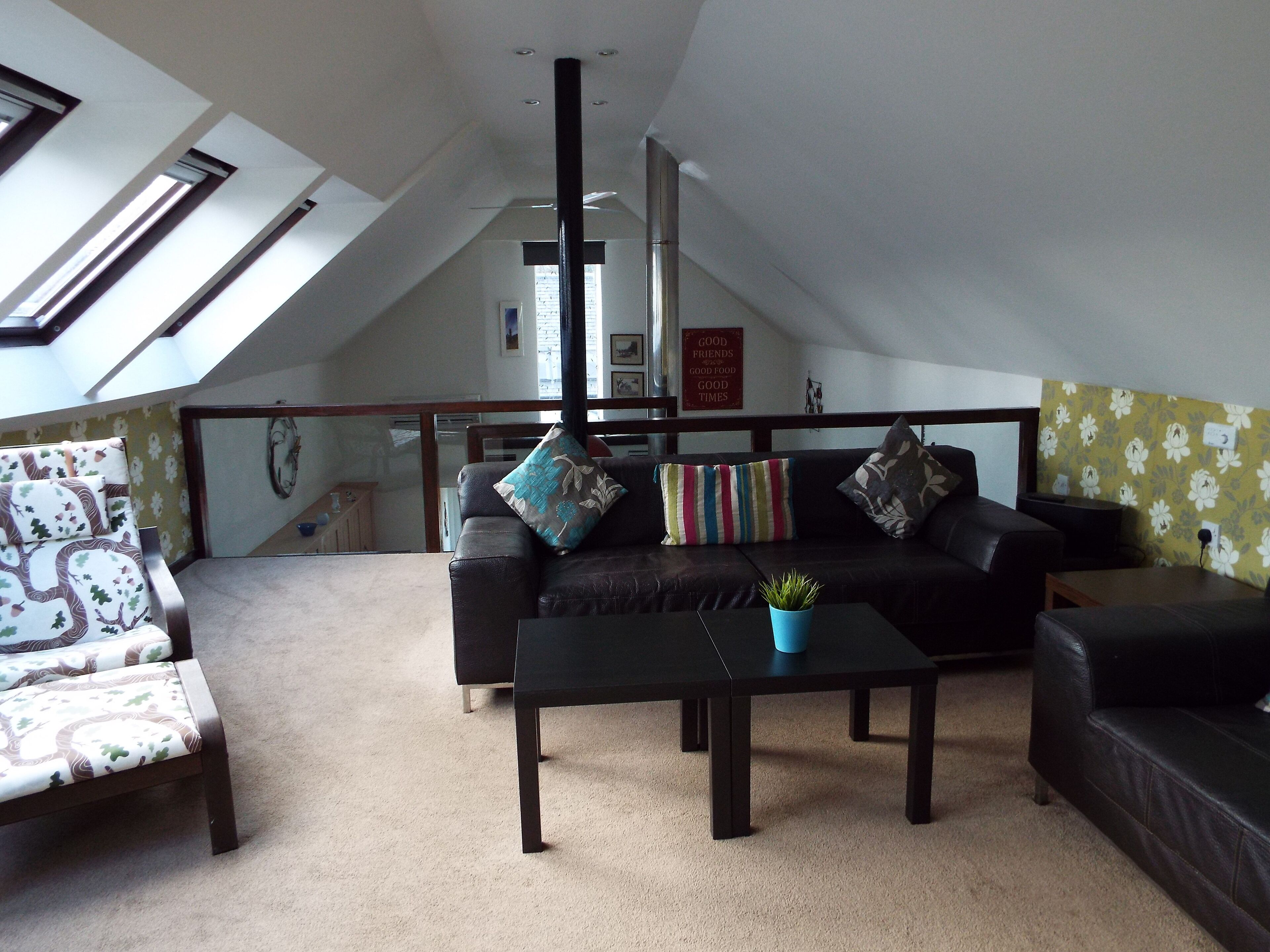 智能电视、DVD 播放器、书、影片库