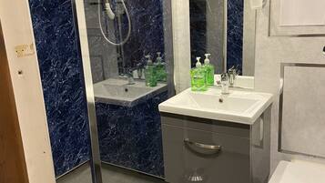 Douche, sĂšche-cheveux, serviettes fournies, papier toilette