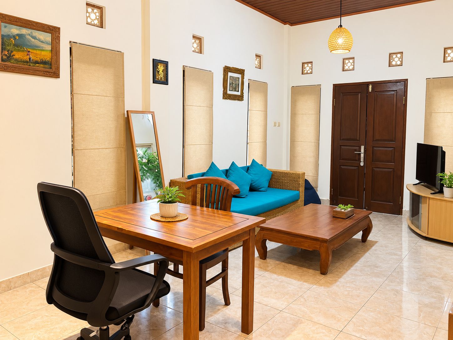 Una sala de estar amoblada con sofá, mesa de centro, comedor y sillas.
