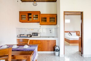 Room, 1 Bedroom, Non Smoking, Pool View | Private kitchen | Fridge, microwave, stovetop, coffee/tea maker - Rumah Akira Seminyak (Seminyak)