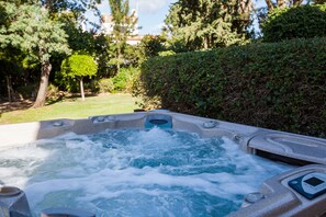 Outdoor spa tub - Villa Madrugada - Private swimming pool, walking distance to town centre & beach (Carvoeiro)