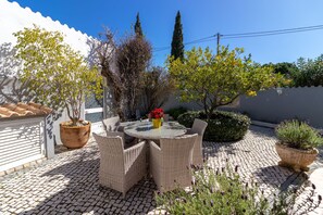 Outdoor dining - Villa Madrugada - Swimming pool, jacuzzi, walking distance to town centre & beach (Carvoeiro)