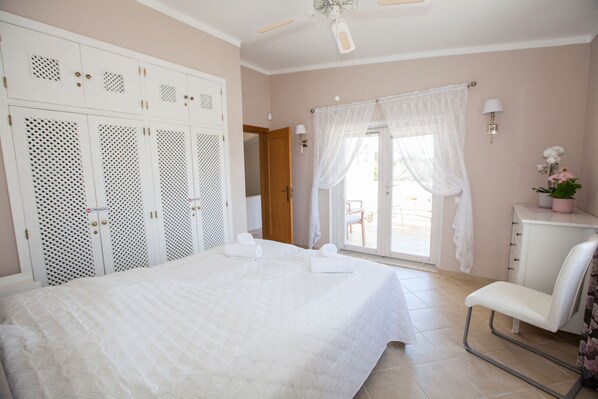 4 bedrooms, in-room safe, iron/ironing board, free WiFi