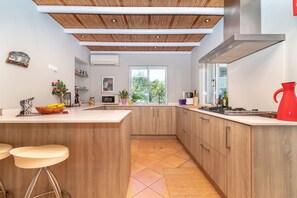 Geladeira, micro-ondas, fogão, lava-louças