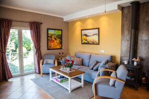 TV, fireplace - Villa Madrugada - Private swimming pool, walking distance to town centre & beach (Carvoeiro)