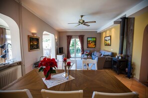 TV, fireplace - Villa Madrugada - Private swimming pool, walking distance to town centre & beach (Carvoeiro)