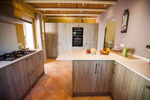 Fridge, microwave, oven, dishwasher - Villa Madrugada - Private swimming pool, walking distance to town centre & beach (Carvoeiro)