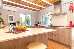 Geladeira, micro-ondas, fogão, lava-louças