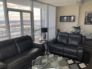 Phòng Suite, 2 phòng ngủ | Khu phòng khách | TV màn hình phẳng