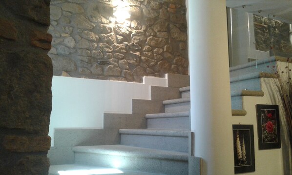 A staircase with stone walls and a modern interior design. - Casale pratoterra, independent farmhouse in the center of Bracciano (bracciano)