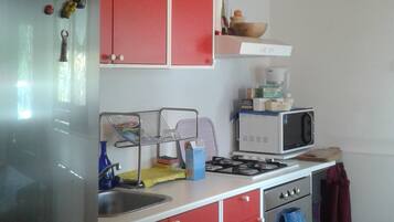 Frigorifero, microonde, forno, piano cottura