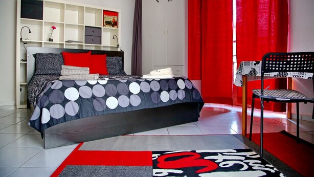 Une chambre à coucher comprenant un lit, une chaise, une armoire et une étagère.