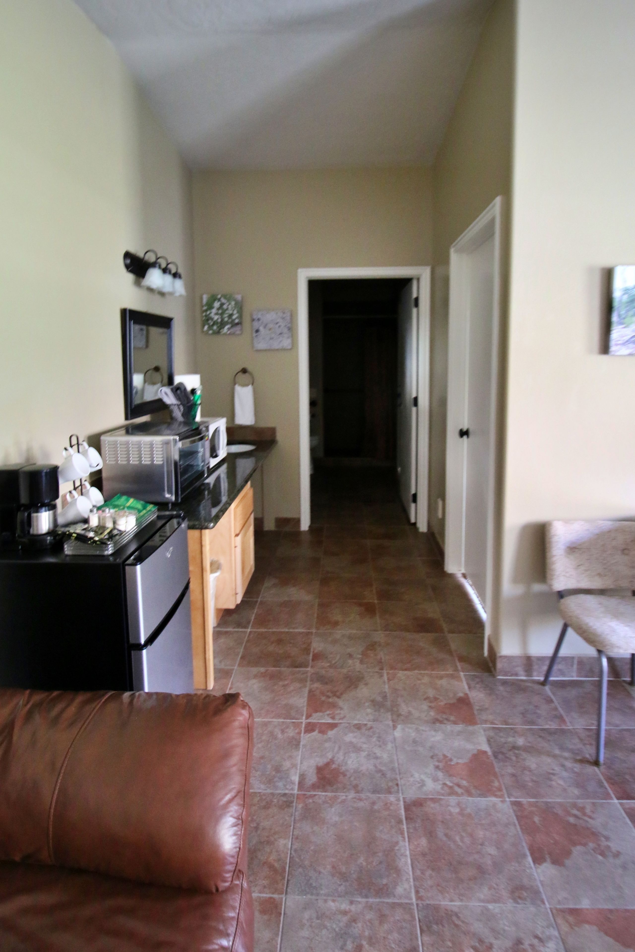 standard room, 1 king bed, accessible, non smoking | private kitchenette | fridge, microwave, oven, coffee/tea maker