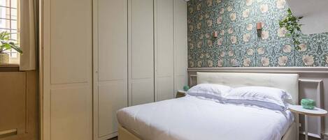 5 bedrooms, WiFi, bed sheets