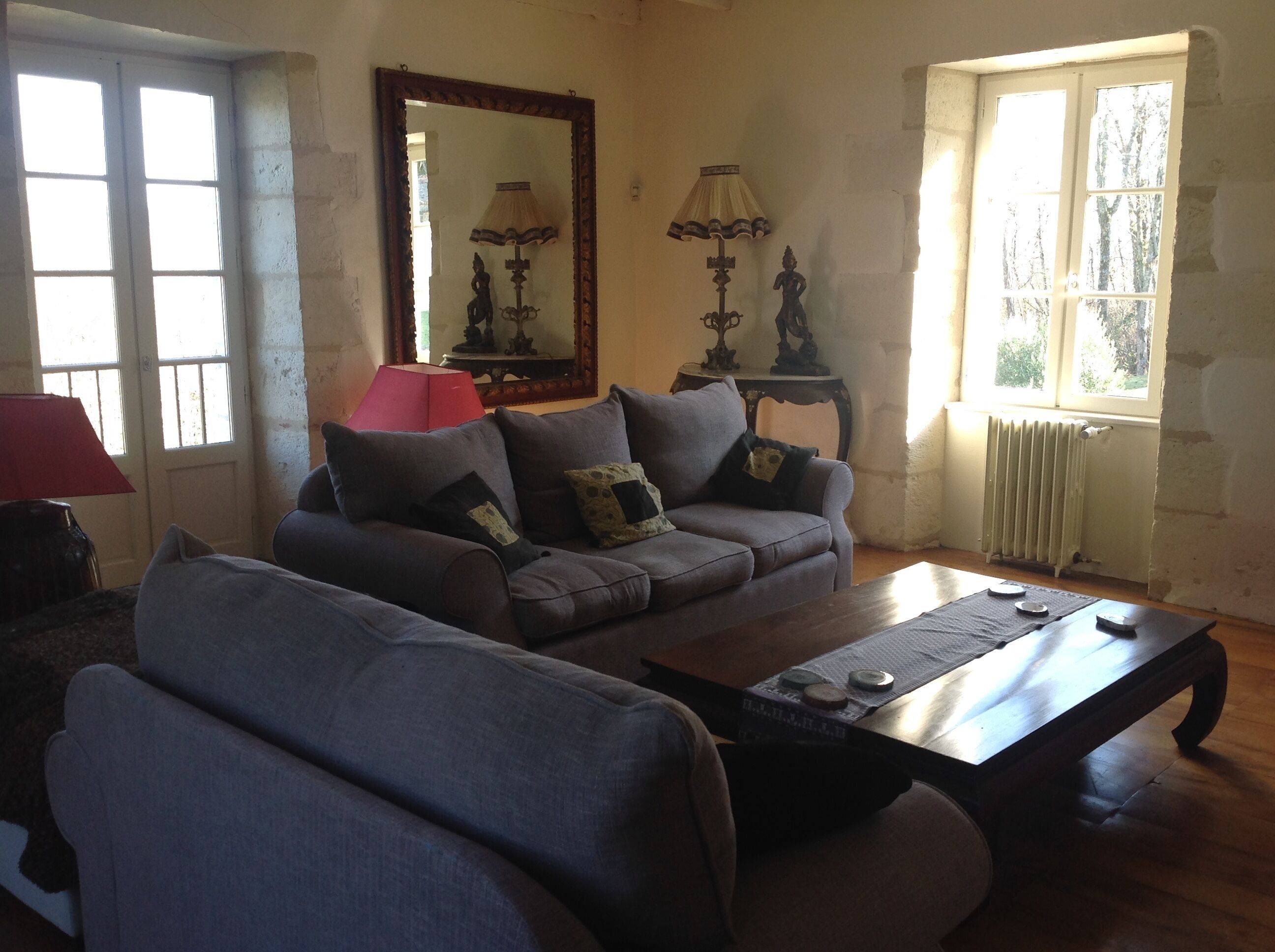 Fernseher, Kamin, DVD-Player, Bücher