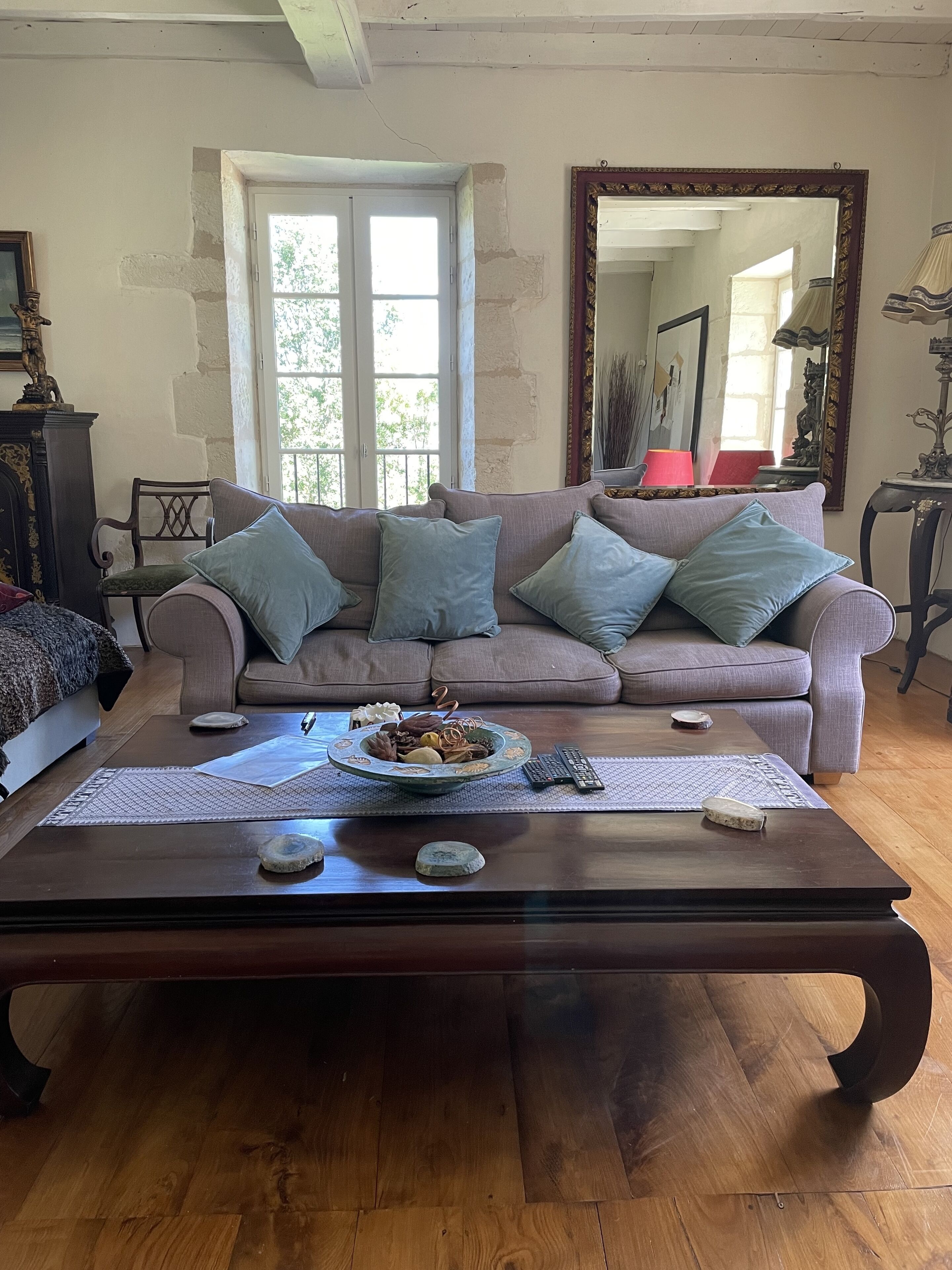 Tv, eldstad, dvd-spelare och böcker