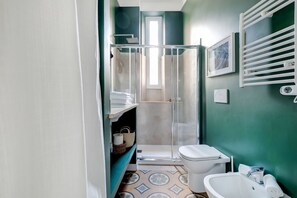 Dusche, Haartrockner, Bidet, Handtücher