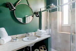 Dusche, Haartrockner, Bidet, Handtücher