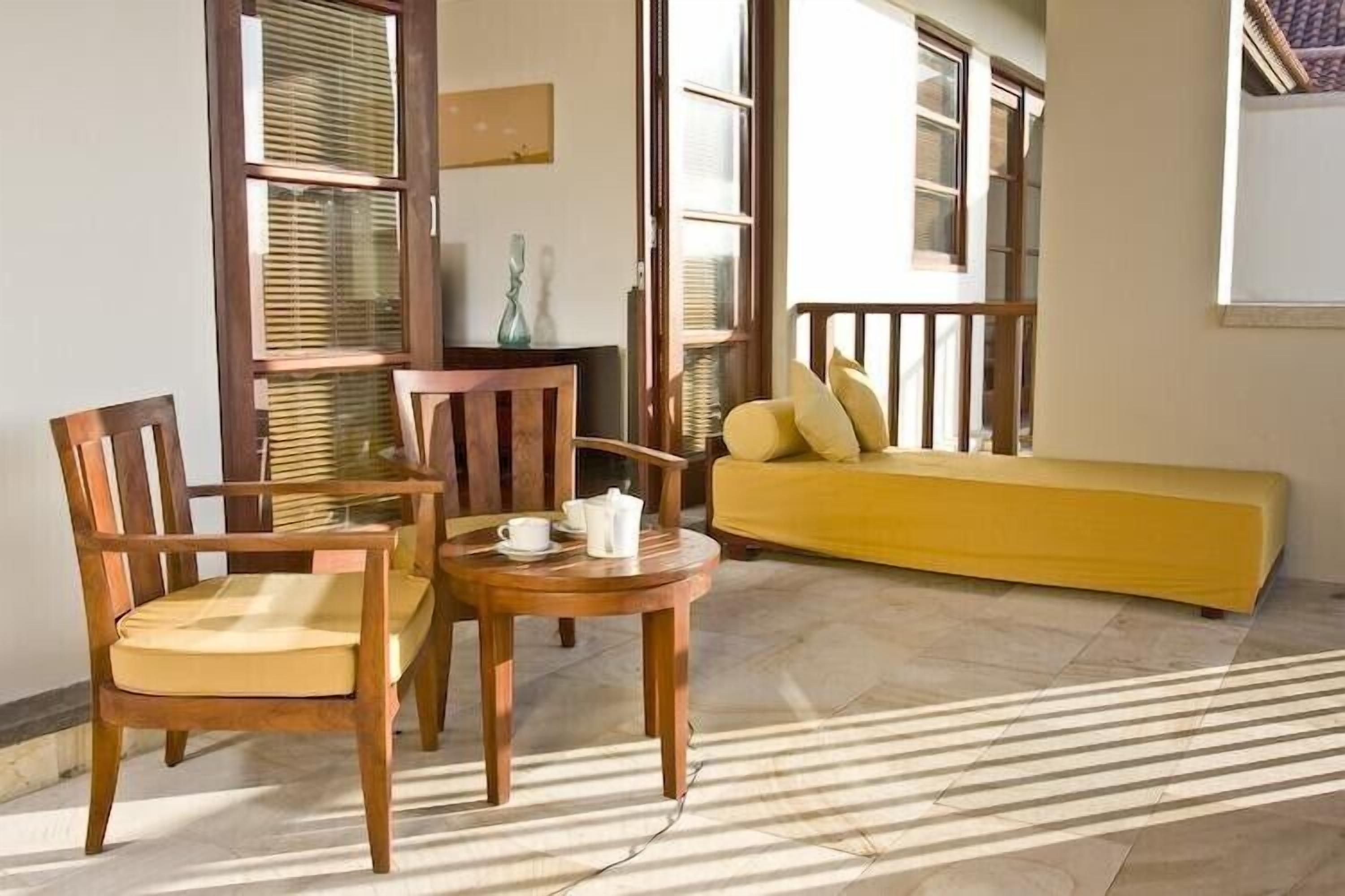 Smart-TV, DVD-Player, Tischtennisplatte, Bücher