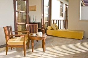 Smart TV, DVD player, ping pong, books