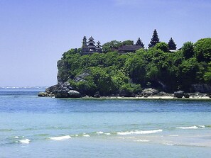 Beach nearby, sun-loungers, beach towels