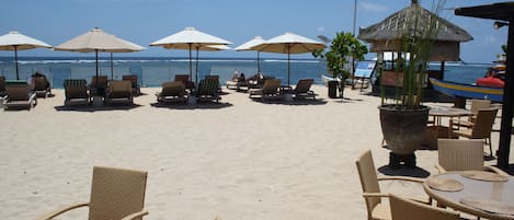 In Strandnähe, Liegestühle, Strandtücher