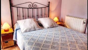 2 bedrooms, iron/ironing board, bed sheets