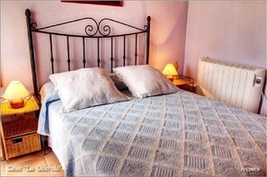 2 bedrooms, iron/ironing board, bed sheets