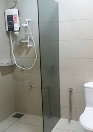 Deluxe Quadruple Room | Bathroom | Shower, free toiletries, hair dryer, towels - I-Homey Guesthouse (Alor Setar)