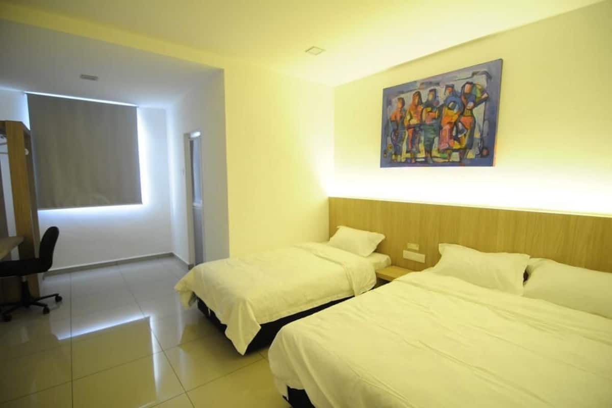 Deluxe Triple Room | Iron/ironing board, free WiFi