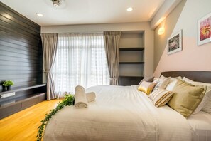 City-Apartment, 3 Schlafzimmer, Stadtblick | 4 Schlafzimmer, individuell eingerichtet, Schreibtisch