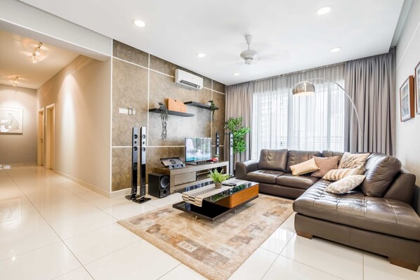 City-Apartment, 3 Schlafzimmer, Stadtblick | Wohnzimmer | 50-Zoll-Flachbildfernseher mit Digitalempfang, Fernseher