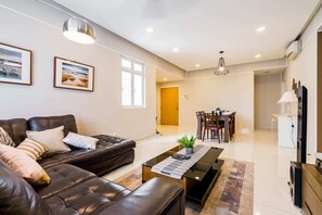 Appartement Ville, 3 chambres, vue sur la ville | Salle de séjour | Téléviseur à écran plat de 50 po avec télévision numérique, téléviseur