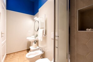 Doccia, asciugacapelli, bidet, asciugamani