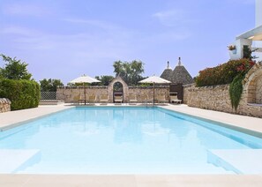 Een buitenzwembad en een verwarmd zwembad