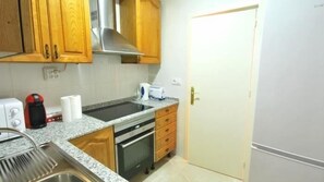 Fridge, microwave, toaster, cookware/dishes/utensils - Homenfun Barcelona Paralelo (Barcelona)