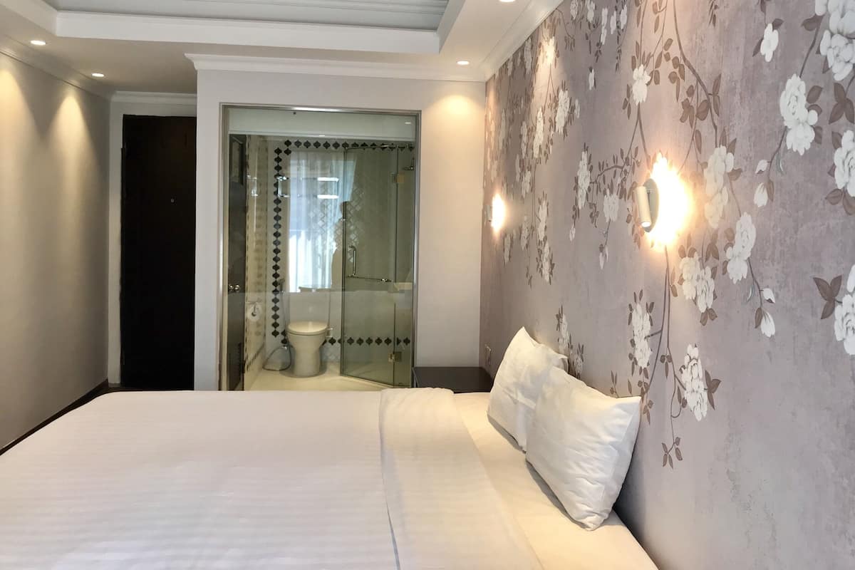 Suite, 1 King Bed, City View