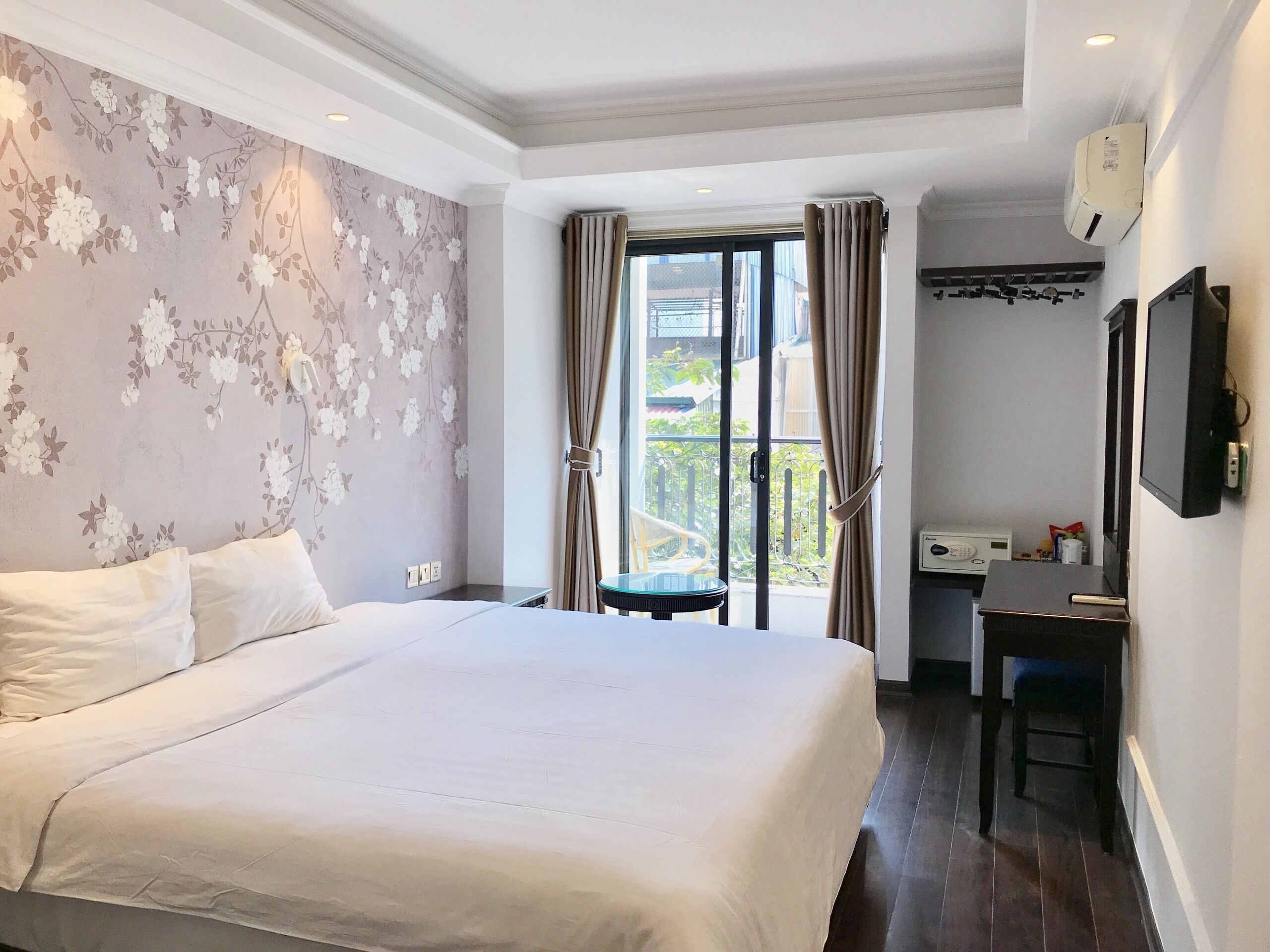 Suite, 1 cama de matrimonio grande, vistas a la ciudad | Minibar, caja fuerte, escritorio y sistema de insonorización