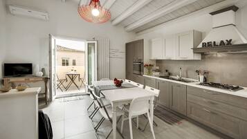 Fridge, oven, stovetop, dishwasher