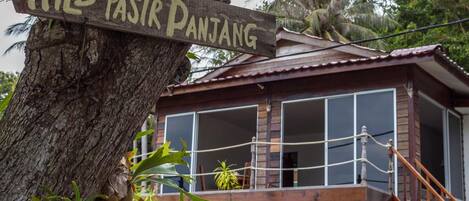 Bungalow, non-fumeur (Min 3 nights) | Bureau, fer et planche Ă repasser