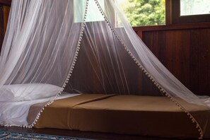 Double Room, Ensuite | Desk, iron/ironing board