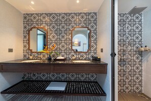 Deluxe Triple Room | Bathroom | Shower, rainfall showerhead, designer toiletries, hair dryer - BACKHOME BOUTIQUE OLD TOWN HOI AN (Da Nang)